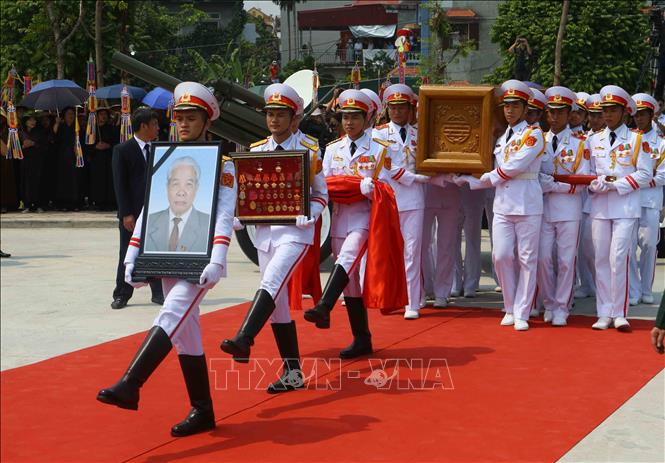 Trong ảnh: Linh cữu nguyên Tổng Bí thư Đỗ Mười về tại quê nhà, khu Ma Vang, thôn 1, xã Đông Mỹ, huyện Thanh Trì, thành phố Hà Nội. Ảnh: Doãn Tấn - TTXVN