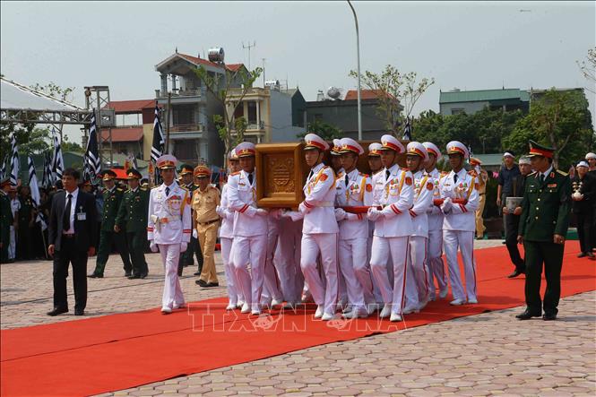 Trong ảnh: Linh cữu nguyên Tổng Bí thư Đỗ Mười về tại quê nhà, khu Ma Vang, thôn 1, xã Đông Mỹ, huyện Thanh Trì, thành phố Hà Nội. Ảnh: TTXVN