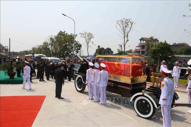 Trong ảnh: Đoàn xe tang đưa linh cữu nguyên Tổng Bí thư Đỗ Mười về tại quê nhà, khu Ma Vang, thôn 1, xã Đông Mỹ, huyện Thanh Trì, thành phố Hà Nội. Ảnh: Doãn Tấn - TTXVN