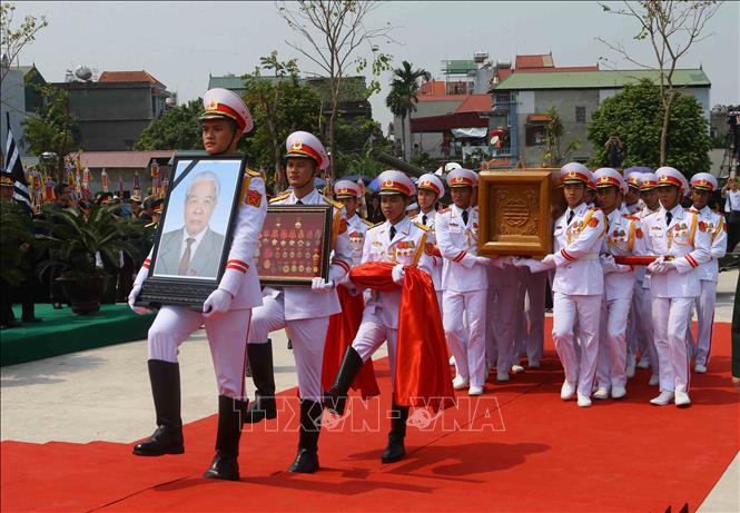 Trong ảnh: Linh cữu nguyên Tổng Bí thư Đỗ Mười về tại quê nhà, khu Ma Vang, thôn 1, xã Đông Mỹ, huyện Thanh Trì, thành phố Hà Nội. Ảnh: Doãn Tấn - TTXVN