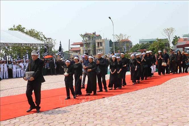 Trong ảnh: Gia quyến nguyên Tổng Bí thư Đỗ Mười về tại quê nhà, khu Ma Vang, thôn 1, xã Đông Mỹ, huyện Thanh Trì, thành phố Hà Nội. Ảnh: Doãn Tấn - TTXVN