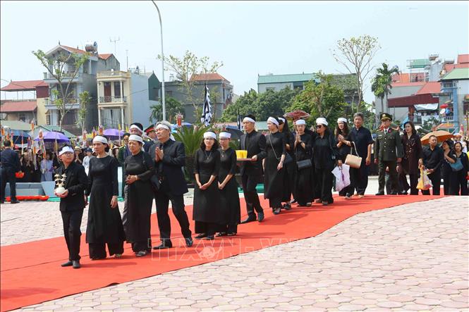 Trong ảnh: Gia quyến nguyên Tổng Bí thư Đỗ Mười về tại quê nhà, khu Ma Vang, thôn 1, xã Đông Mỹ, huyện Thanh Trì, thành phố Hà Nội. Ảnh: Doãn Tấn - TTXVN