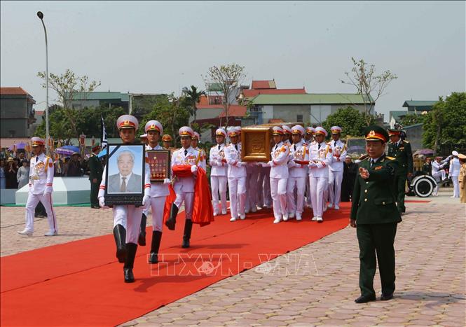 Trong ảnh: Linh cữu nguyên Tổng Bí thư Đỗ Mười về tại quê nhà, khu Ma Vang, thôn 1, xã Đông Mỹ, huyện Thanh Trì, thành phố Hà Nội. Ảnh: Doãn Tấn - TTXVN