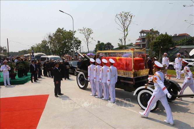 Trong ảnh: Đoàn xe tang đưa linh cữu nguyên Tổng Bí thư Đỗ Mười về tại quê nhà, khu Ma Vang, thôn 1, xã Đông Mỹ, huyện Thanh Trì, thành phố Hà Nội. Ảnh: Doãn Tấn - TTXVN
