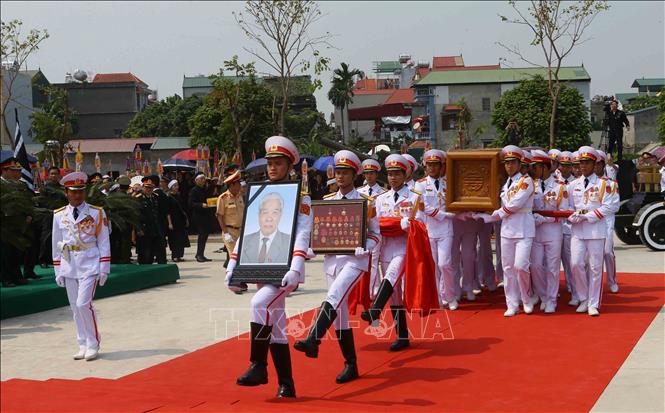 Trong ảnh: Linh cữu nguyên Tổng Bí thư Đỗ Mười về tại quê nhà, khu Ma Vang, thôn 1, xã Đông Mỹ, huyện Thanh Trì, thành phố Hà Nội. Ảnh: Doãn Tấn - TTXVN