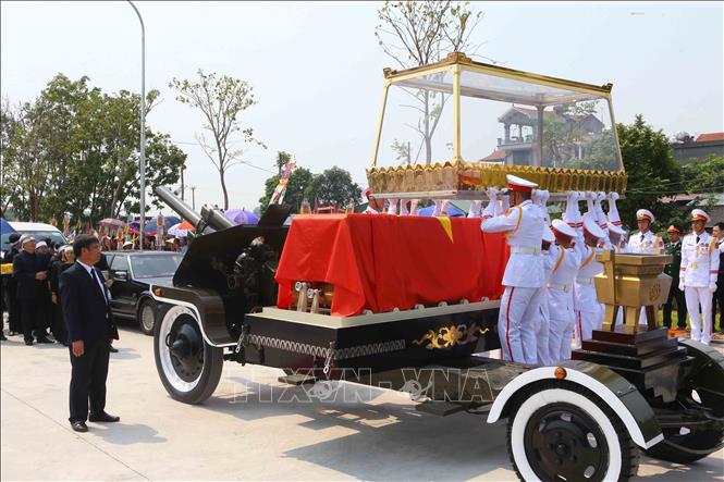 Trong ảnh: Đoàn xe tang đưa linh cữu nguyên Tổng Bí thư Đỗ Mười về tại quê nhà, khu Ma Vang, thôn 1, xã Đông Mỹ, huyện Thanh Trì, thành phố Hà Nội. Ảnh: Doãn Tấn - TTXVN