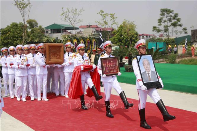 rong ảnh: Linh cữu nguyên Tổng Bí thư Đỗ Mười về đến quê nhà, khu Ma Vang, thôn 1, xã Đông Mỹ, huyện Thanh Trì, thành phố Hà Nội. Ảnh: Quang Quyết - TTXVN