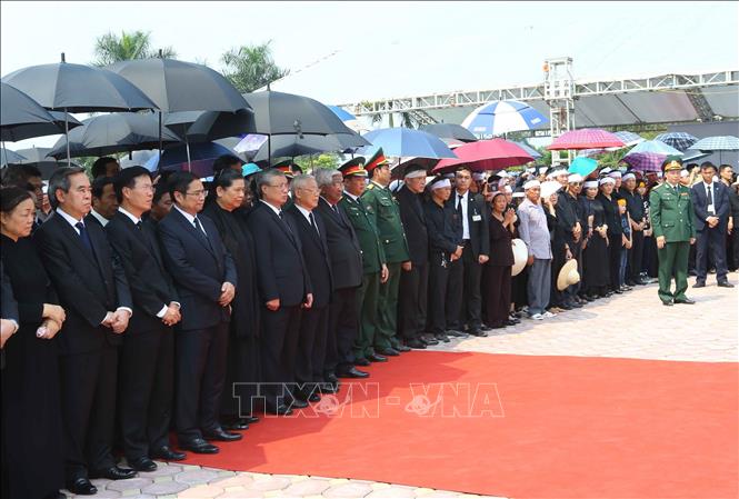 Photo: Incumbent and former Party and State leaders at the burial service. VNA Photo.