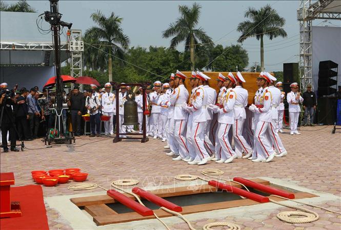 Photo: Honour guards carry the coffin up to the grave site. VNA Photo.