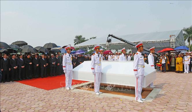 Photo: Honour guards cover the Former Party Leader Do Muoi's grave. VNA Photo.