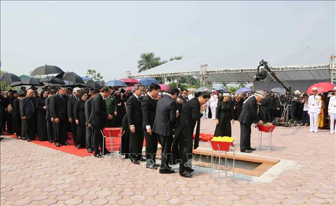 Photo: Incumbent and former Party and State leaders and Former Party Leader Do Muoi's family throw first handfuls of soil over the casket, bidding their last farewells to the Former Party General Secretary. VNA Photo.