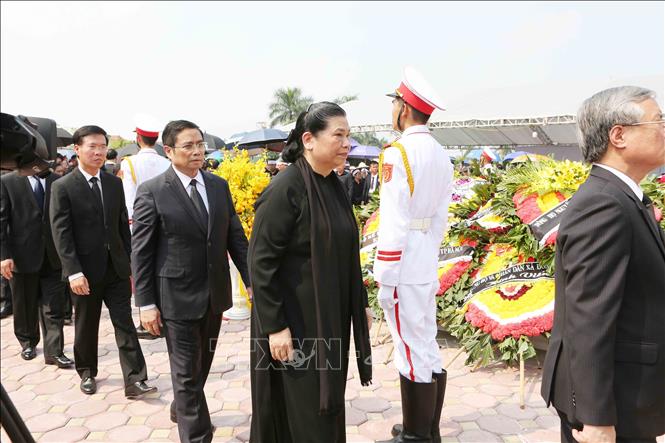 Photo: Incumbent and former Party and State leaders and Former Party Leader Do Muoi's family walk past the grave to bid farewells to the Former Party Leader Do Muoi. VNA Photo.