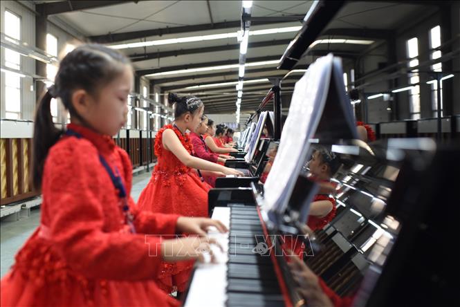 Trong ảnh: Các nghệ sĩ piano nhí chơi đàn tại buổi hòa nhạc gây quỹ từ thiện ở Hà Bắc, Trung Quốc ngày 6/10/2018. Ảnh: THX/TTXVN