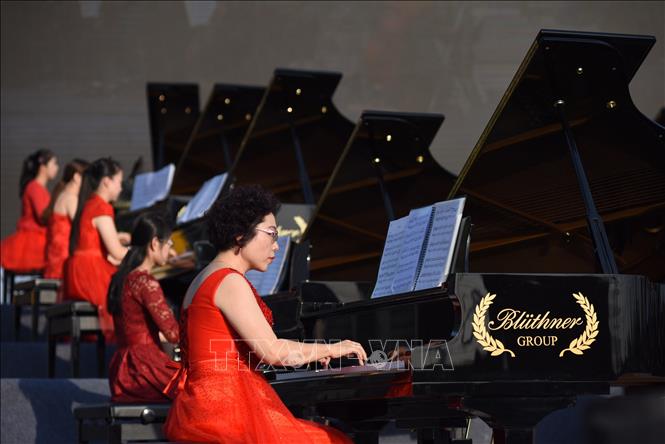 Trong ảnh: Các nghệ sĩ piano chơi đàn tại buổi hòa nhạc gây quỹ từ thiện ở Hà Bắc, Trung Quốc ngày 6/10/2018. Ảnh: THX/TTXVN