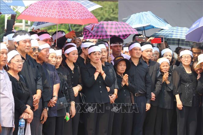 Photo: Former Party Leader Do Muoi's family at the burial service. VNA Photo.