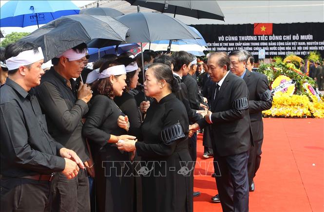 Photo: Incumbent and former Party and State leaders share condolences with the former party leader Do Muoi's family at the  burial service. VNA Photo.