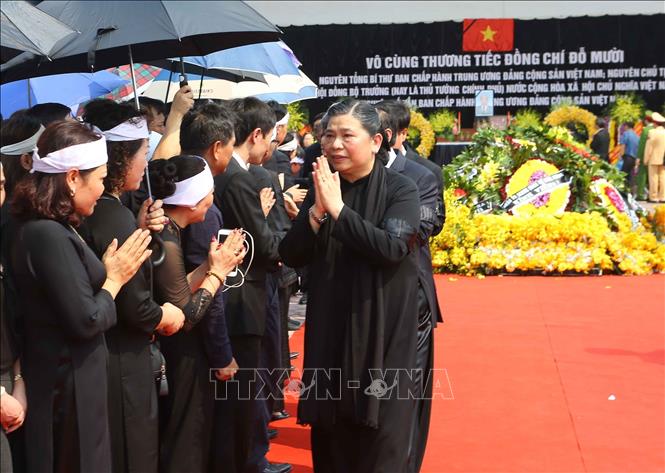 Photo: Incumbent and former Party and State leaders share condolences with the former party leader Do Muoi's family at the burial service. VNA Photo.