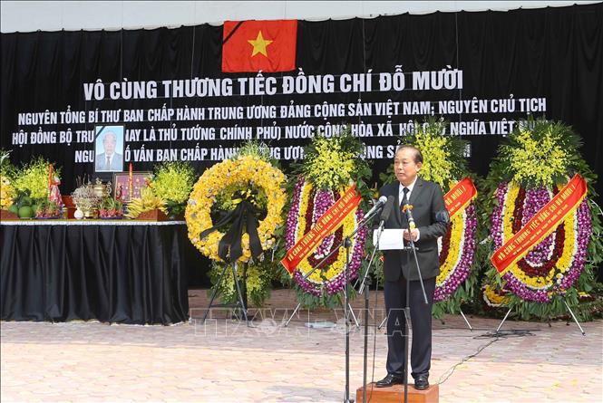 Photo: On behalf of the funeral organising board and the former party leader's family, Deputy Prime Minister Truong Hoa Binh expresses thanks to mourners for attending the tribute-paying and burial service for the leader, seeing him off at his final resting place. VNA Photo.