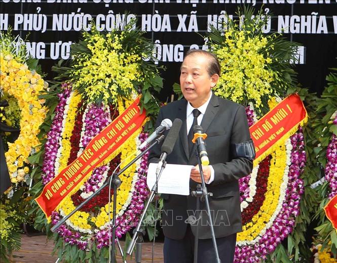 Photo: On behalf of the funeral organising board and the former party leader's family, Deputy Prime Minister Truong Hoa Binh expresses thanks to mourners for attending the tribute-paying and burial service for the leader, seeing him off at his final resting place. VNA Photo.