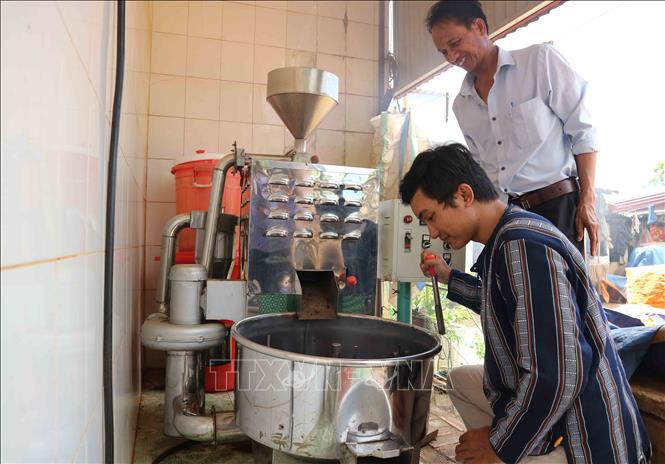 Trong ảnh: Máy rang cà phê tại gia đình K’Luys. Ảnh: Nguyễn Dũng – TTXVN