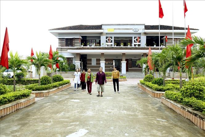 Trong ảnh: Trạm y tế xã Tượng Sơn, huyện Thạch Hà là một trong số trạm đạt tiêu chí quốc gia về y tế; mỗi năm khám hơn 3.000 lượt bệnh, trong đó 50% số bệnh nhân có thẻ Bảo hiểm y tế. Ảnh: Dương Ngọc - TTXVN