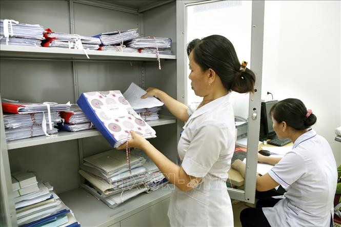 Trong ảnh: Trạm y tế xã Tượng Sơn, huyện Thạch Hà là một trong số trạm đạt tiêu chí quốc gia về y tế; mỗi năm khám hơn 3.000 lượt bệnh, trong đó 50% số bệnh nhân có thẻ Bảo hiểm y tế. Ảnh: Dương Ngọc - TTXVN