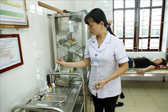 Trong ảnh: Trạm y tế xã Tượng Sơn, huyện Thạch Hà là một trong số trạm đạt tiêu chí quốc gia về y tế; mỗi năm khám hơn 3.000 lượt bệnh, trong đó 50% số bệnh nhân có thẻ Bảo hiểm y tế. Ảnh: Dương Ngọc - TTXVN
