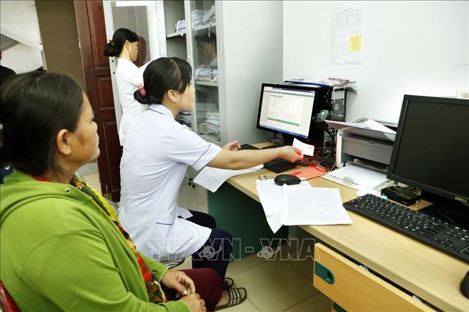 Trong ảnh: Trạm y tế xã Tượng Sơn, huyện Thạch Hà là một trong số trạm đạt tiêu chí quốc gia về y tế; mỗi năm khám hơn 3.000 lượt bệnh, trong đó 50% số bệnh nhân có thẻ Bảo hiểm y tế. Ảnh: Dương Ngọc - TTXVN