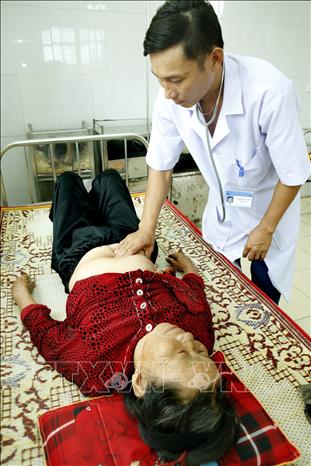 Trong ảnh: Trạm y tế xã Tượng Sơn, huyện Thạch Hà là một trong số trạm đạt tiêu chí quốc gia về y tế; mỗi năm khám hơn 3.000 lượt bệnh, trong đó 50% số bệnh nhân có thẻ Bảo hiểm y tế. Ảnh: Dương Ngọc - TTXVN