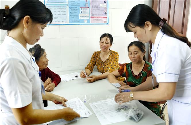 Trong ảnh: Trạm y tế xã Tượng Sơn, huyện Thạch Hà là một trong số trạm đạt tiêu chí quốc gia về y tế; mỗi năm khám hơn 3.000 lượt bệnh, trong đó 50% số bệnh nhân có thẻ Bảo hiểm y tế. Ảnh: Dương Ngọc - TTXVN