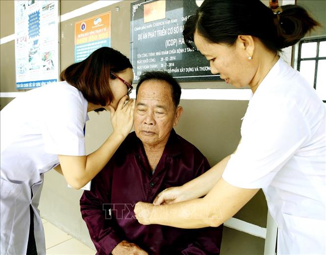 Trong ảnh: Trạm y tế xã Tượng Sơn, huyện Thạch Hà là một trong số trạm đạt tiêu chí quốc gia về y tế; mỗi năm khám hơn 3.000 lượt bệnh, trong đó 50% số bệnh nhân có thẻ Bảo hiểm y tế. Ảnh: Dương Ngọc - TTXVN