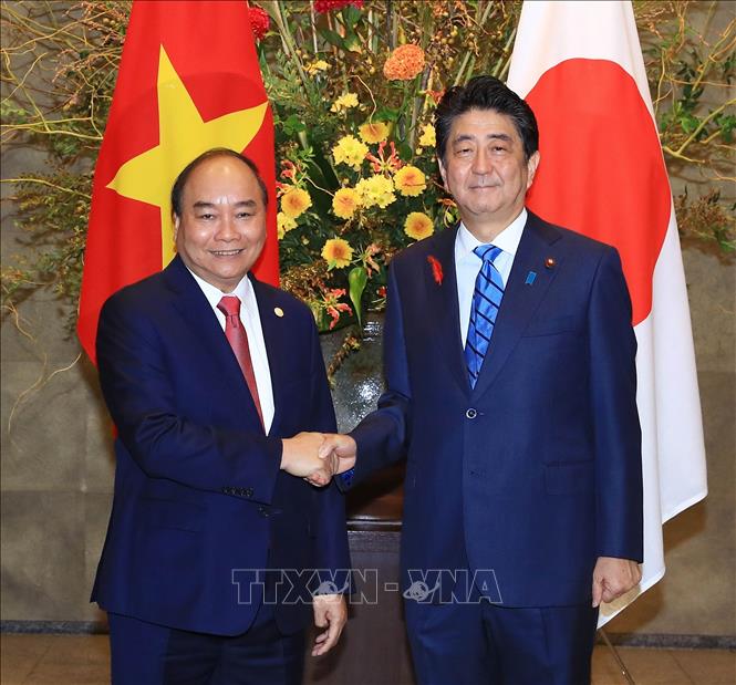 Photo: Japanese Prime Minister Shinzo Abe (R) and his Vietnamese counterpart Nguyen Xuan Phuc (L). VNA Photo: Thống Nhất