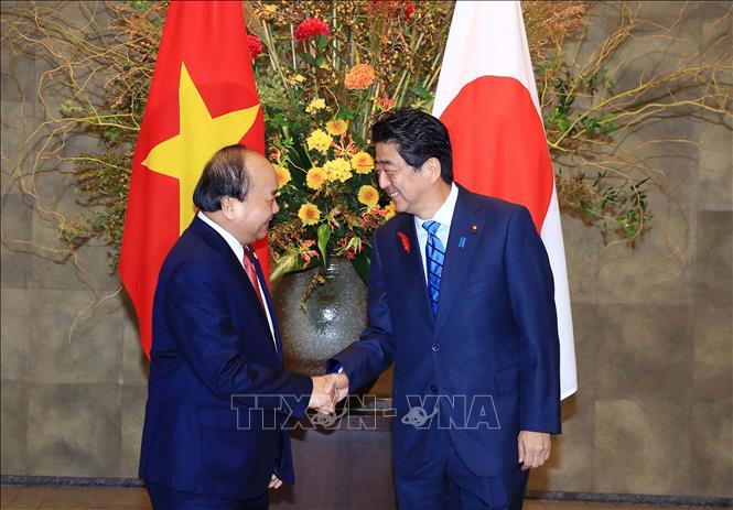 Photo: Japanese Prime Minister Shinzo Abe (R) and his Vietnamese counterpart Nguyen Xuan Phuc (L). VNA Photo: Thống Nhất