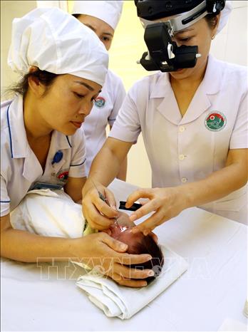 Trong ảnh: Khoa Mắt – bệnh viện Đa khoa Hà Tĩnh cứu chữa nhiều trẻ mắc bệnh võng mạc do sinh non tháng. Ảnh: Dương Ngọc – TTXVN
