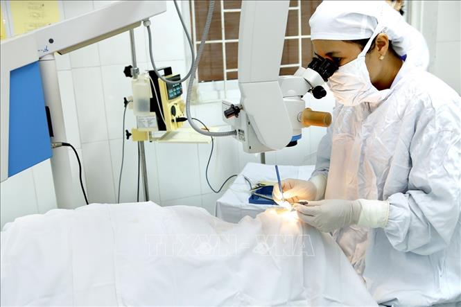 Trong ảnh: Khoa Mắt – bệnh viện Đa khoa Hà Tĩnh thực hiện mổ Phaco thay thể thủy tinh cho bệnh nhân. Ảnh: Dương Ngọc – TTXVN