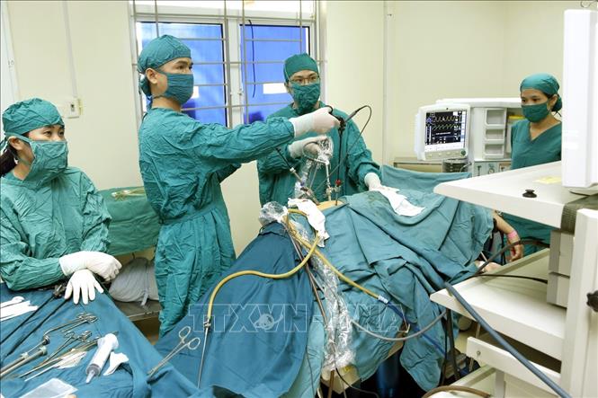 Trong ảnh: Bệnh viện Đa khoa Hà Tĩnh phát triển lĩnh vực ngoại khoa, sản khoa như: phẫu thuật thần kinh, thay khớp háng, khớp gối, khớp vai, tái tạo dây chằng, nội soi ổ bụng, lồng ngực, phụ khoa…Ảnh: Dương Ngọc – TTXVN