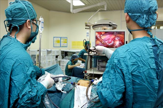 Trong ảnh: Một ca phẫu thuật nội soi tại bệnh viện Đa khoa tỉnh Hà Tĩnh. Ảnh: Dương Ngọc – TTXVN