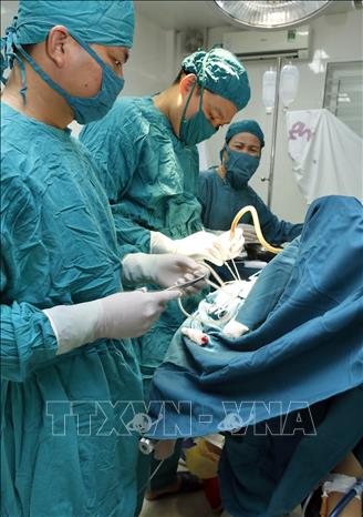 Trong ảnh: Một ca phẫu thuật hút tụ máu ở não và đặt ống dẫn lưu sau chấn thương sọ não, đây là kỹ thuật cao nhờ triển khai hiệu quả đề án bệnh viện vệ tinh của Bộ Y tế. Ảnh: Dương Ngọc – TTXVN