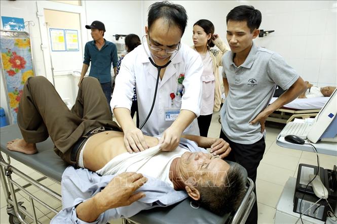 Trong ảnh: Bệnh viện Đa khoa Hà Tĩnh phát triển chuyên môn lĩnh vực cấp cứu hồi sức, giảm bệnh nhân phải chuyển tuyến. Ảnh: Dương Ngọc – TTXVN