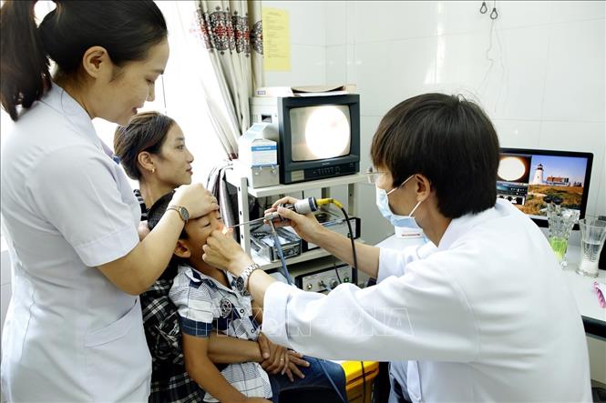 Trong ảnh: Một ca nội soi tai- mũi – họng cho bệnh nhân tại bệnh viện Đa khoa Hà Tĩnh. Ảnh: Dương Ngọc – TTXVN