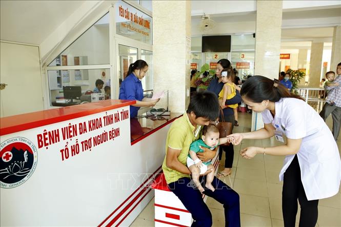 Trong ảnh: Bệnh viện Đa khoa Hà Tĩnh chú trọng công tác xã hội để hỗ trợ người bệnh khám chữa bệnh và vận động các nhà hảo tâm ủng hộ kinh phí giúp đỡ bệnh nhân có hoàn cảnh đặc biệt khó khăn. Ảnh: Dương Ngọc – TTXVN