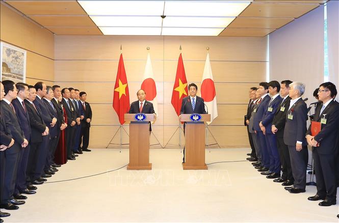 Photo: Japanese Prime Minister Shinzo Abe (R) and Vietnamese Prime Minister Nguyen Xuan Phuc (L) at the press conference after the talks. VNA Photo: Thống Nhất
