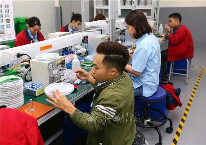 Trong ảnh: Lao động khuyết tật làm việc tại xưởng sản xuất cùng với những người lao động bình thường khác. Ảnh: Danh Lam – TTXVN