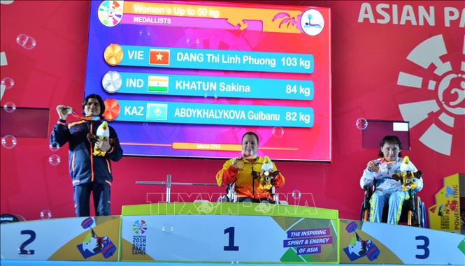 Trong ảnh: Lực sỹ Đặng Thị Linh Phượng (giữa) nhận huy chương Vàng. Ảnh: Trần Chiến - Pv TTXVN tại Indonesia
