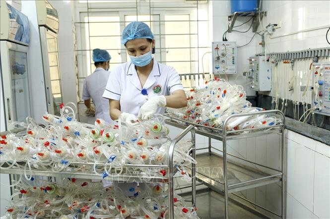 Trong ảnh: Bệnh viện Đa khoa Hà Tĩnh tuân thủ đúng quy trình lọc máu chu kỳ bằng thuật thận nhân tạo đảm bảo an toàn cho hơn 260 bệnh nhân. Ảnh: Dương Ngọc – TTXVN