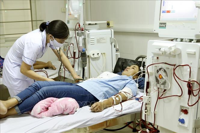 Trong ảnh: Quy trình lọc máu chu kỳ bằng thuật thận nhân tạo được đảm bảo an toàn cho hơn 260 bệnh nhân tại Bệnh viện Đa khoa Hà Tĩnh. Ảnh: Dương Ngọc – TTXVN