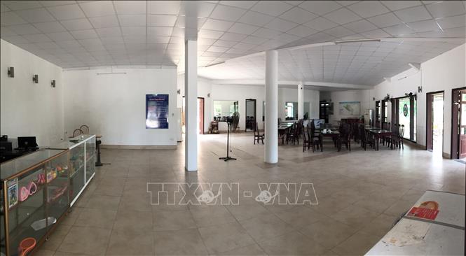 Trong ảnh: Quang cảnh đìu hiu vắng vẻ tại trạm dừng nghỉ Ninh Bình trên QL1B. Ảnh: Minh Đức - TTXVN