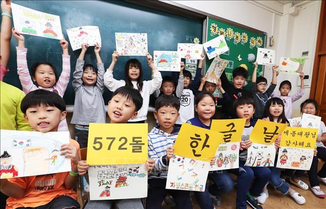 Trong ảnh: Các em học sinh tiểu học vẽ tranh kỷ niệm 572 năm Ngày sáng tạo chữ Hàn tại Suwon, phía tây thủ đô Seoul, Hàn Quốc ngày 8/10/2018. Ảnh: Yonhap/ TTXVN