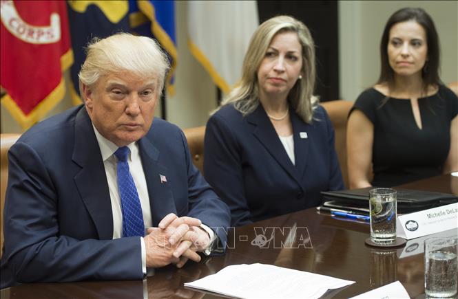 Trong ảnh (tư liệu): Tổng thống Mỹ Donald Trump (trái) và bà Dina Powell (phải) lúc đảm đương chức Phó Cố vấn An ninh quốc gia trong một cuộc họp về nạn buôn người ở Nhà Trắng, Washington DC., ngày 23/2/2017. Ảnh: AFP/ TTXVN