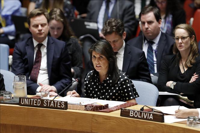 Trong ảnh: Bà Nikki Haley (giữa, phía trước) vừa đệ đơn xin từ chức Đại sứ Mỹ tại LHQ lên Tổng thống Mỹ Donald Trump và được ông chấp thuận. Ảnh: THX/ TTXVN 